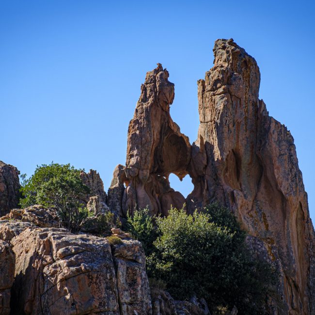 Rocher percé dans les calanques de Piana, Corse