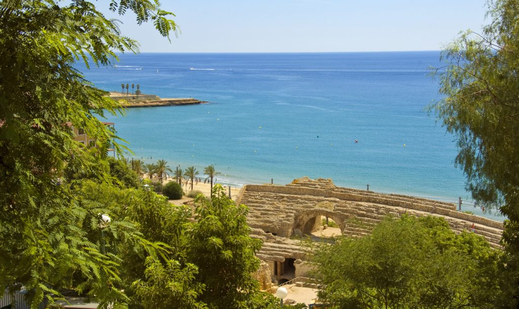 Amphithéâtre de Tarragone devant la Méditerranée.